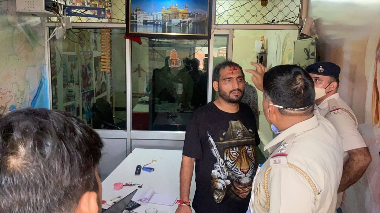 Holding the operator of the money exchange office hostage, robbry foreign currency and 2.5 lakh rupees on the strength of a pistol