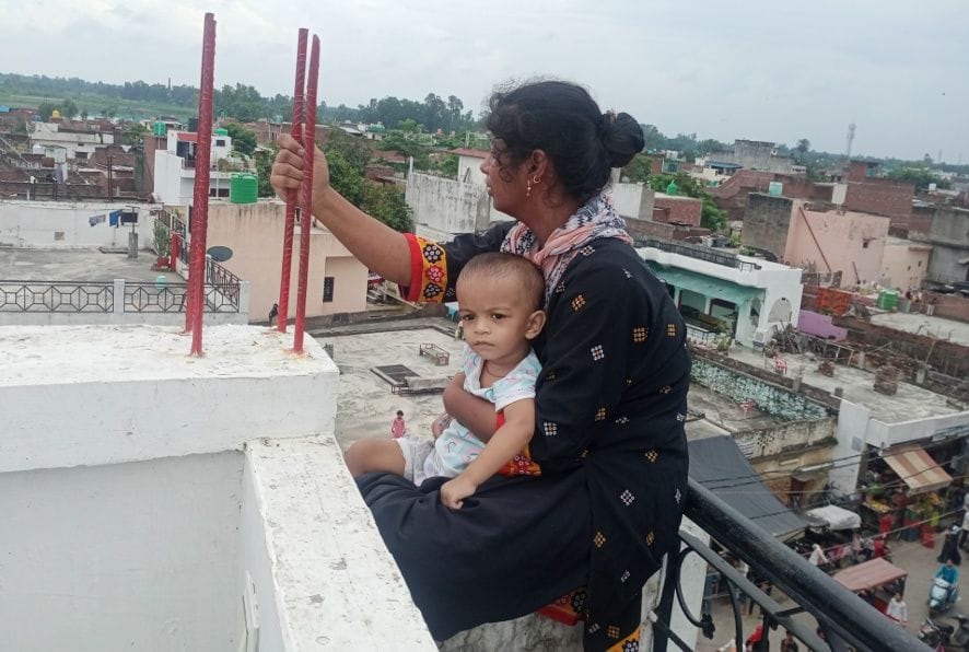 When mother-in-law asked to feed the child, the woman climbed to the third floor