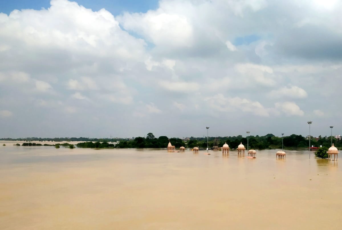 Flood of Gorakhpur: Leaking from dams at 11 places due to Rapti and Rohin rivers overflow