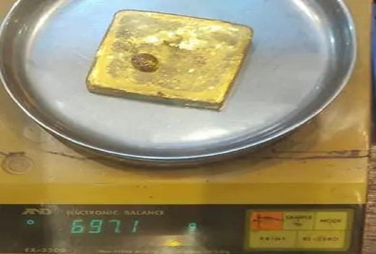 gold worth 34 lakhs brought hidden at jeans were belted passenger caught at varanasi airport who cming from sharjah