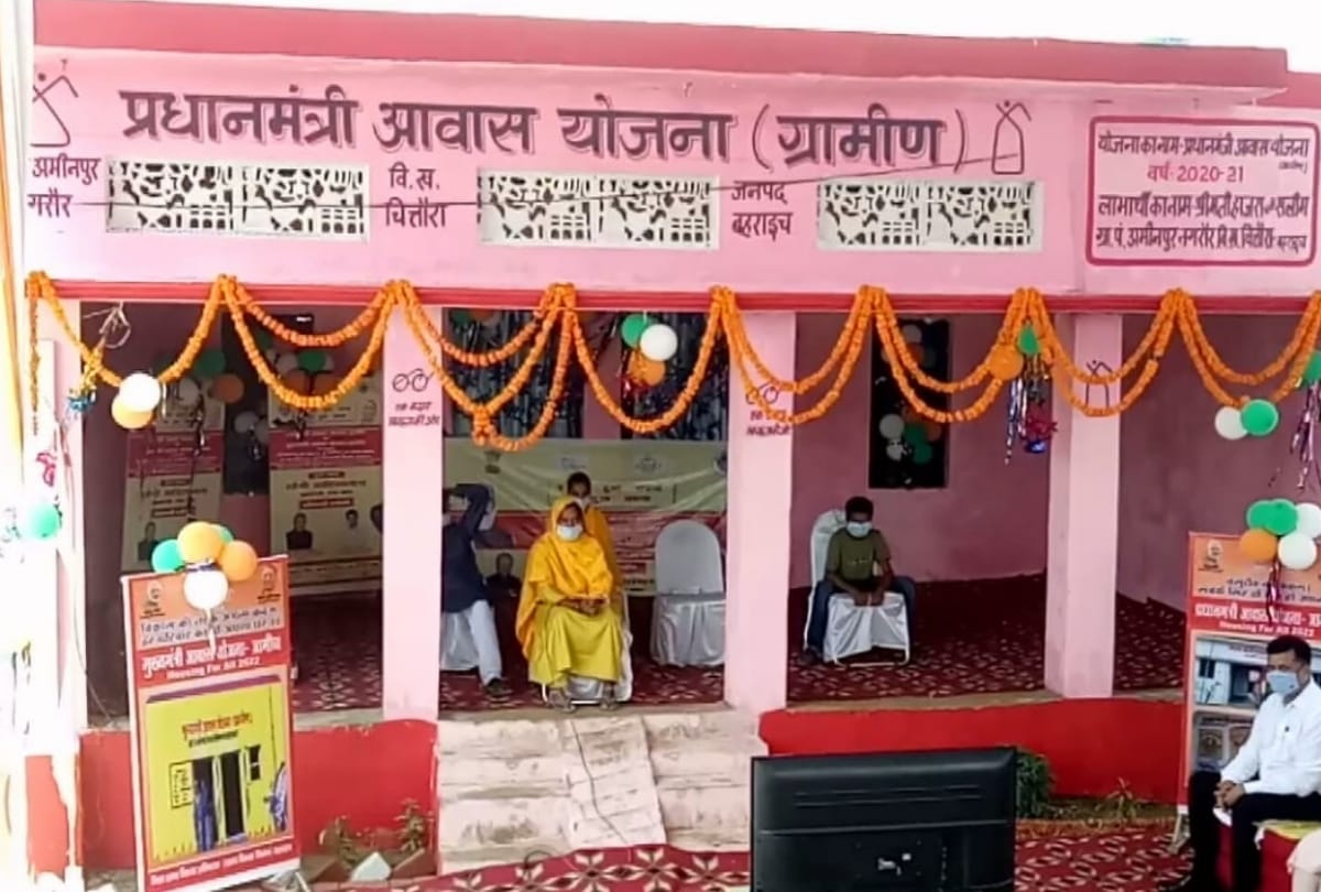 CM Yogi Adityanath talks to a woman beneficiary of Pradhanmantri Awas Yojna.