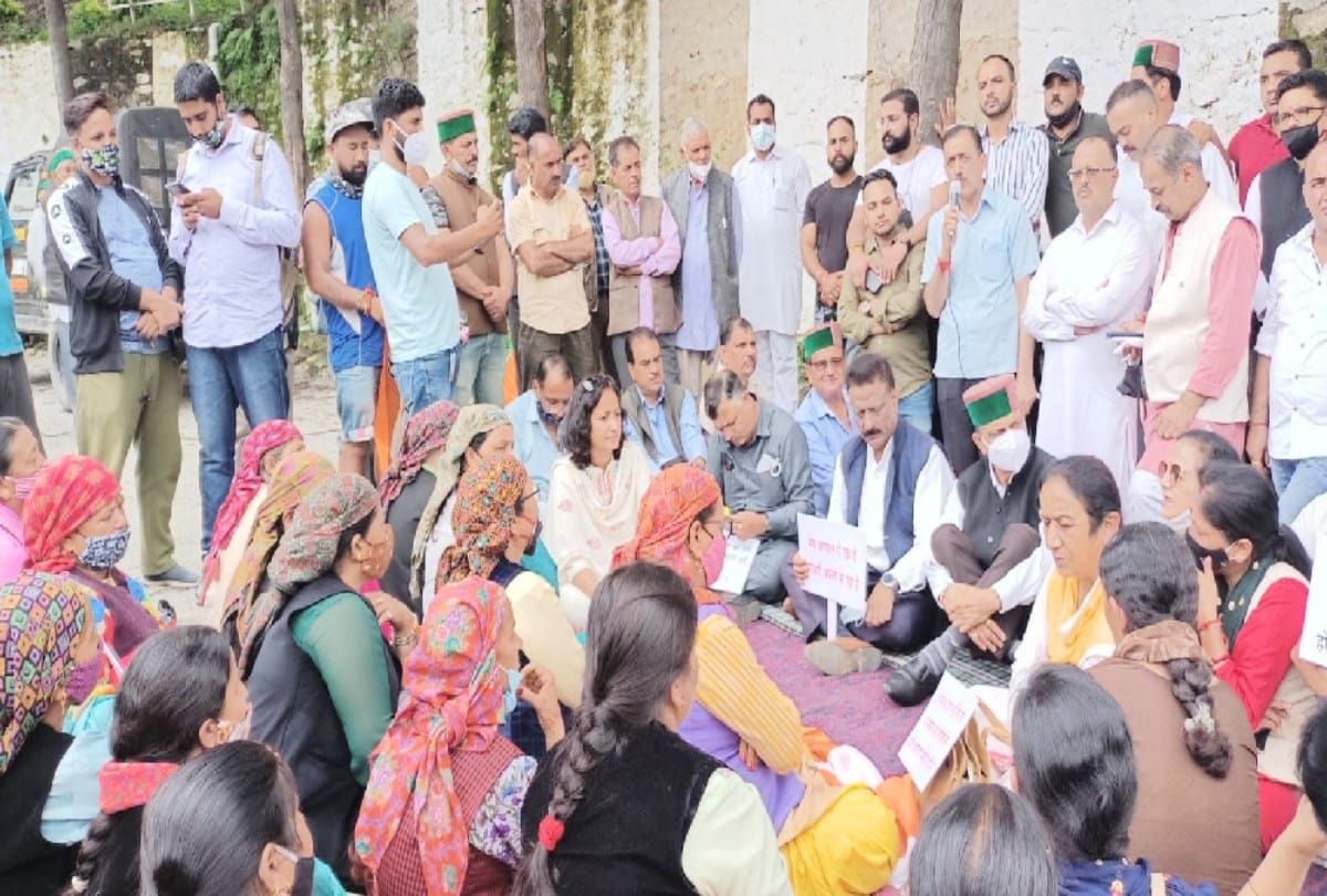 Crisis on apple purchase: Himachal Congress protested outside Adani store