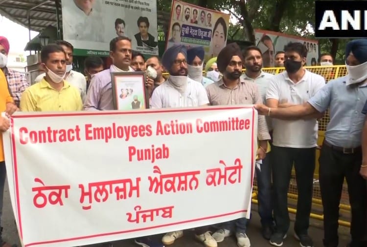 Contractual employees from Punjab protested in front of the AICC office in Delhi