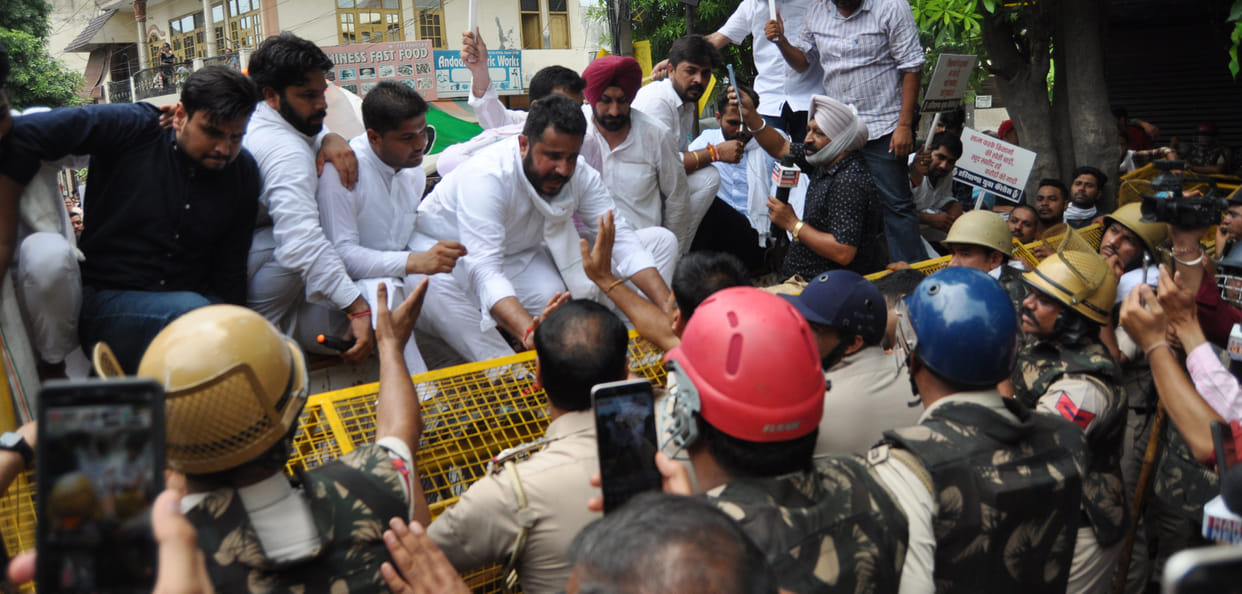 Youth Congress workers gheraoed CM residence
