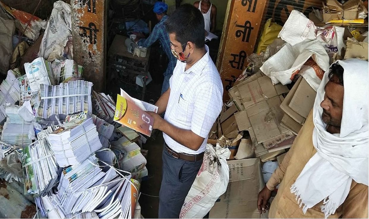 school Books found at Kabadi shop in chandauli those came to distribute into  children  pickup driver ran away After SDM judicial arrived on spot