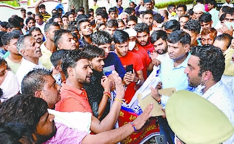Demonstration of farmers in the commissionerate, jammed the way