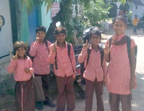 Children arrived with open school, copies and bags