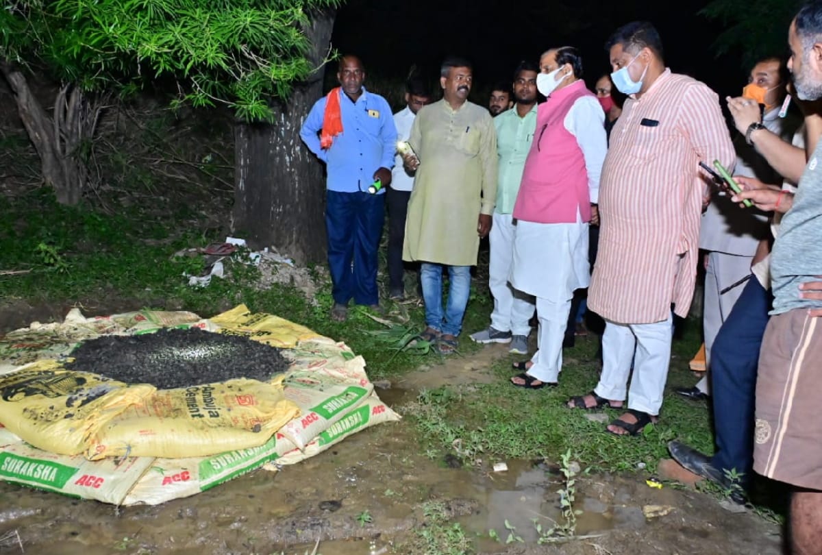 Jal Shakti Minister Mahendra Singh inspects dams in Gorakhpur in view of floods