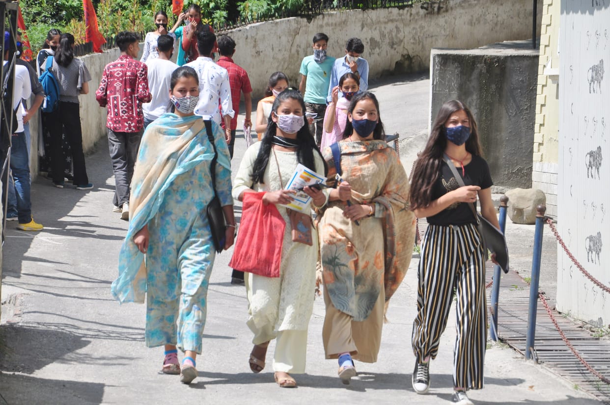 Masks, students start studying in colleges with 50% capacity, Admission given in college after thermal screening, studies will be better than regular classes, students see happiness