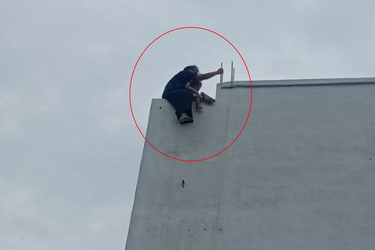 Bijnor: Woman tried to jump from third floor with one and a half year old child
