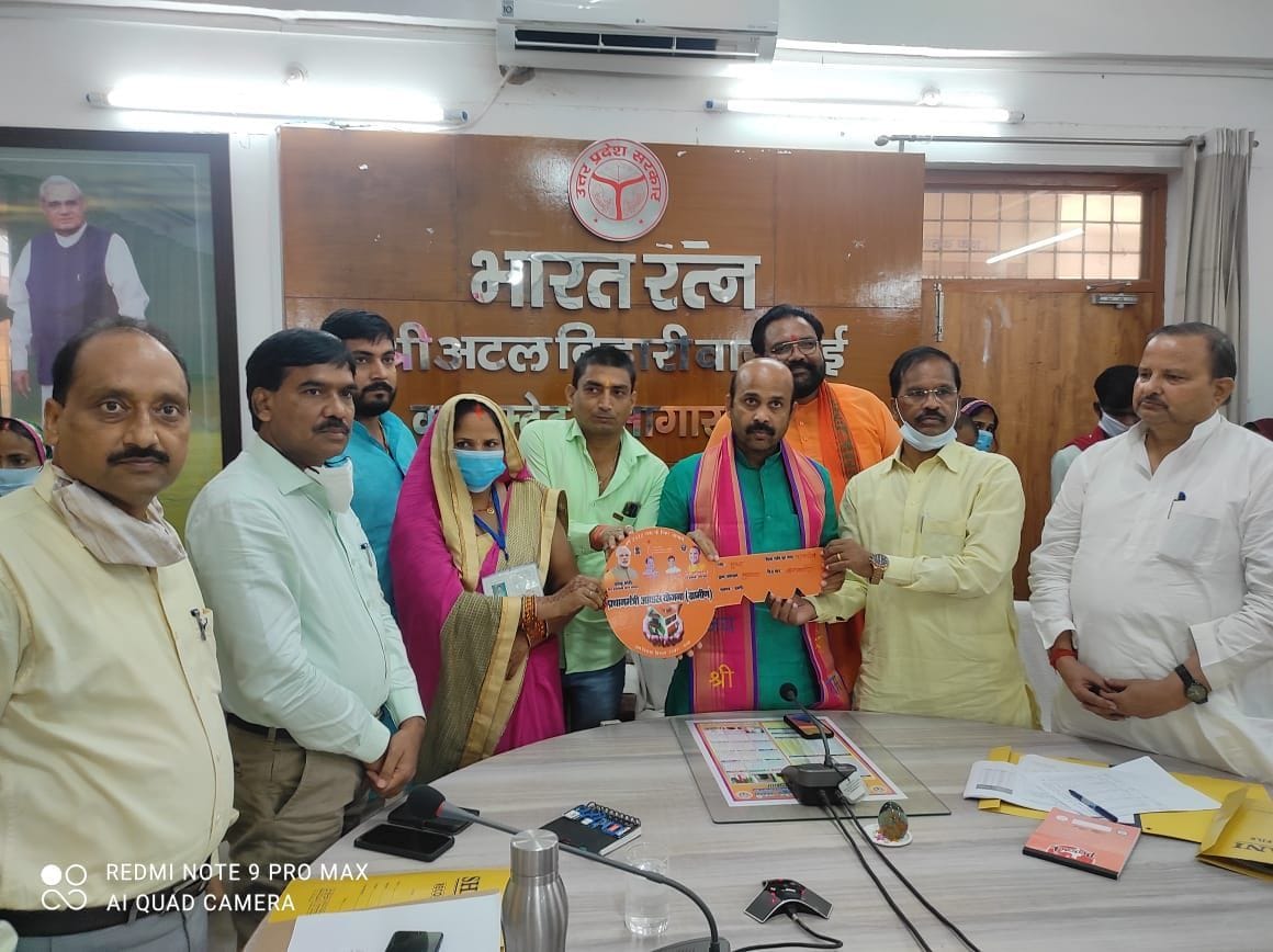 MP handed over the keys of the house to the beneficiaries
