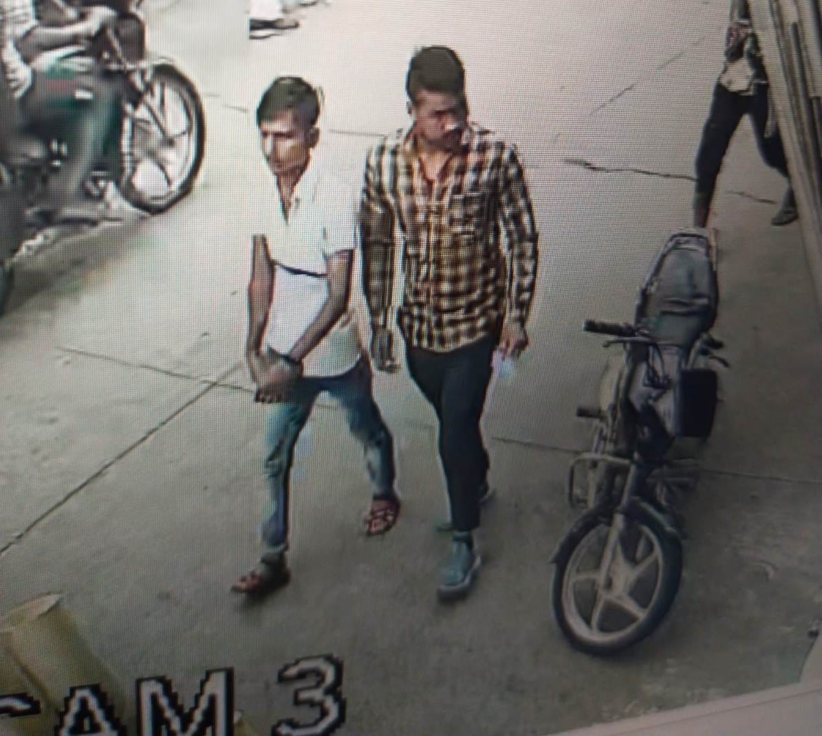 Police put a photo of youths who took money from the bank on social media