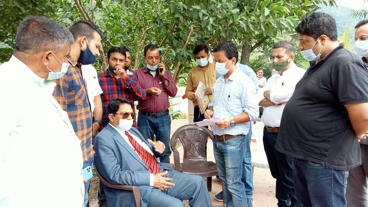 Annoyed over water crisis MLA grills MC and Jalshakti officers