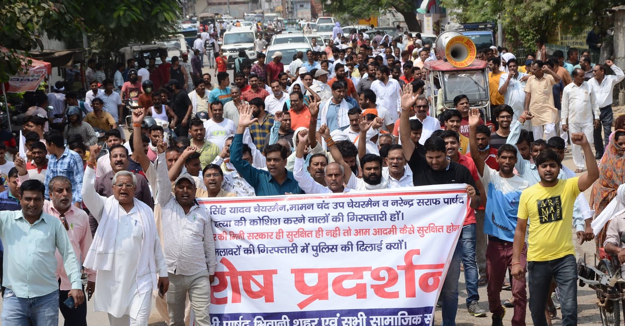 people road jaam and demand of contracotr's arresting in case of attack on Bhiwani nagar parisha chairman