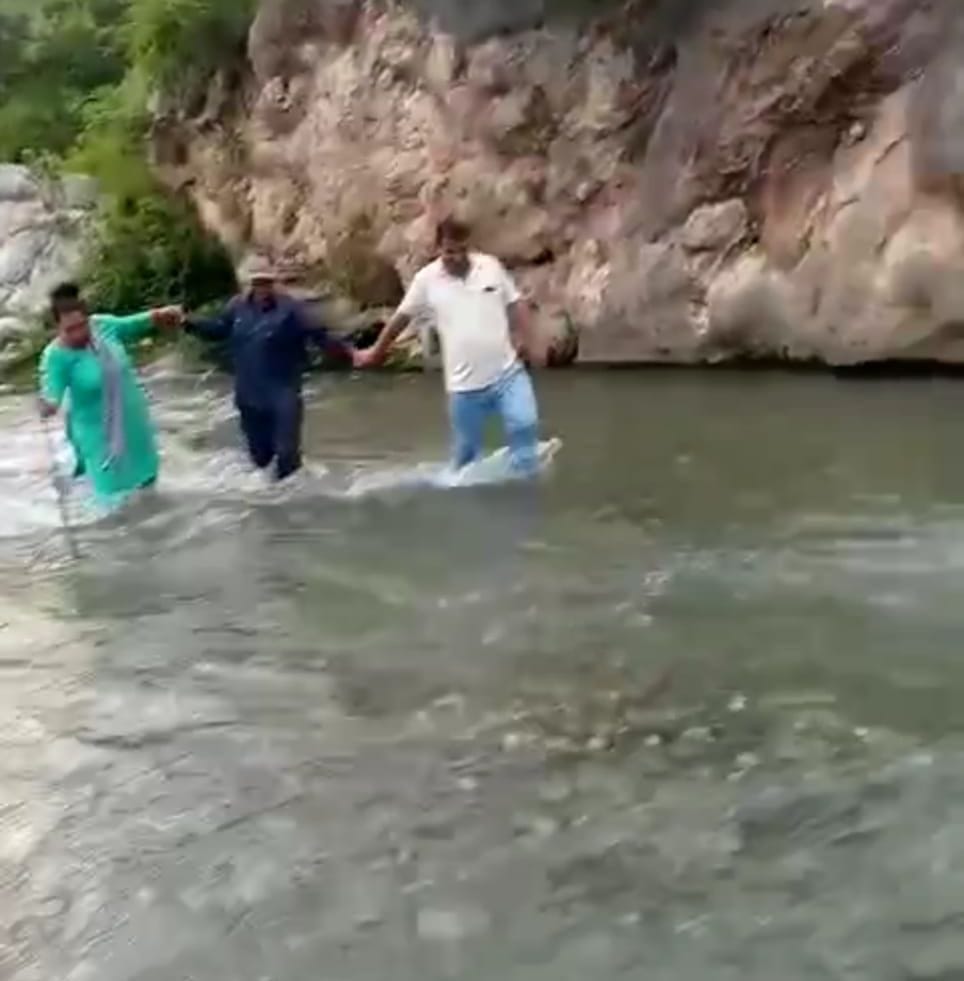 Health Department team crossed the raging ravine for Kovid vaccination