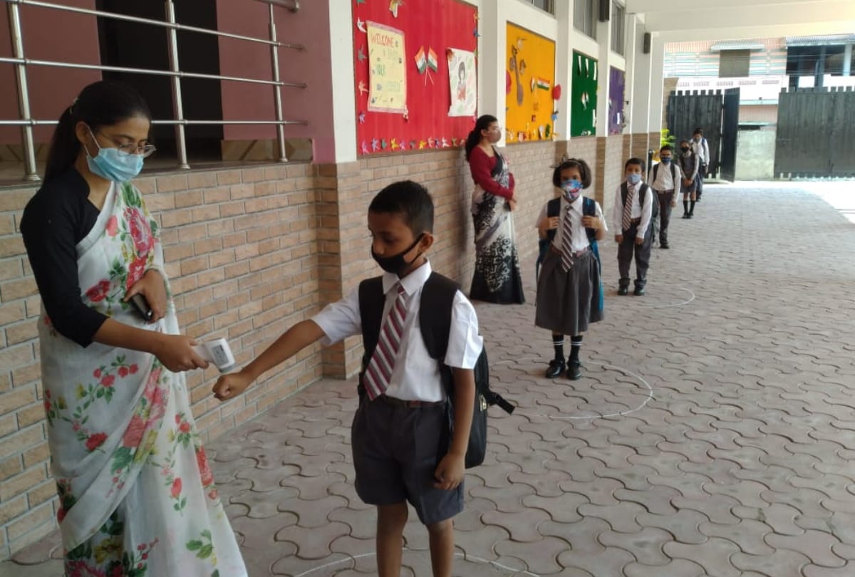 Gorakhpur School Reopen News: Schools reopen in Gorakhpur UP one to fifth Classes started from today in private and council school