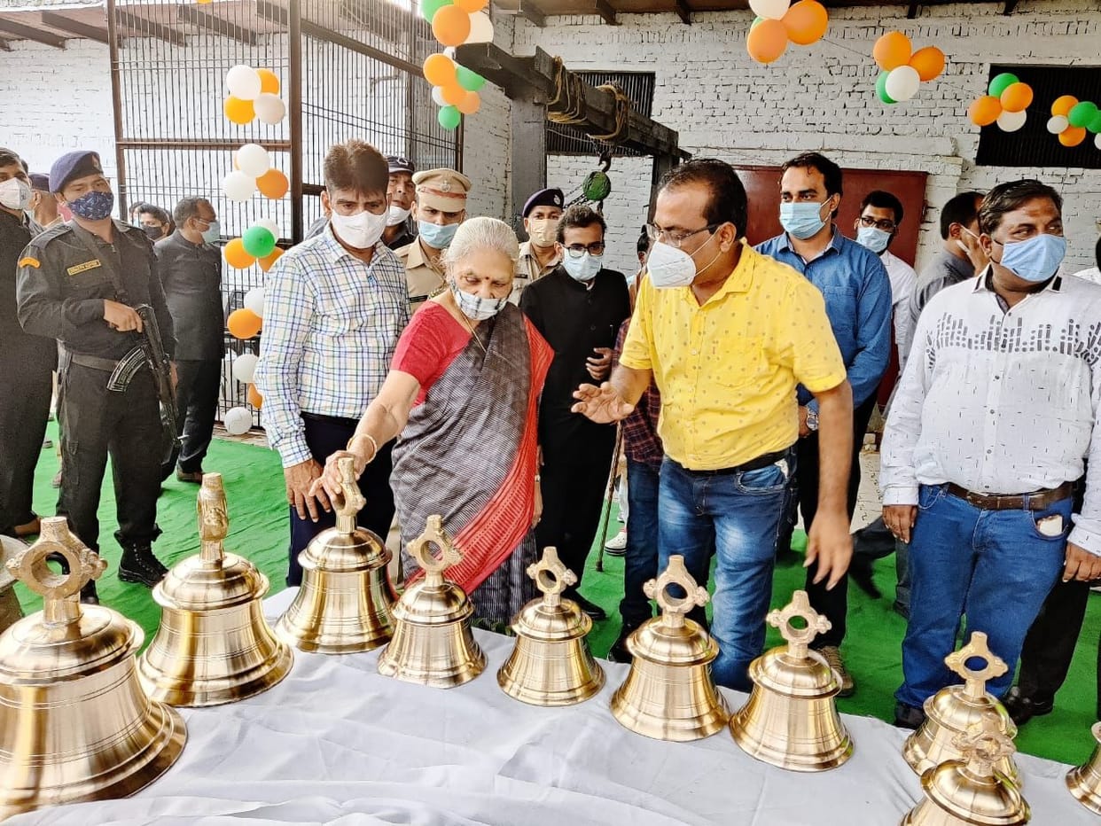 Governor was overwhelmed by playing 501 kg bell