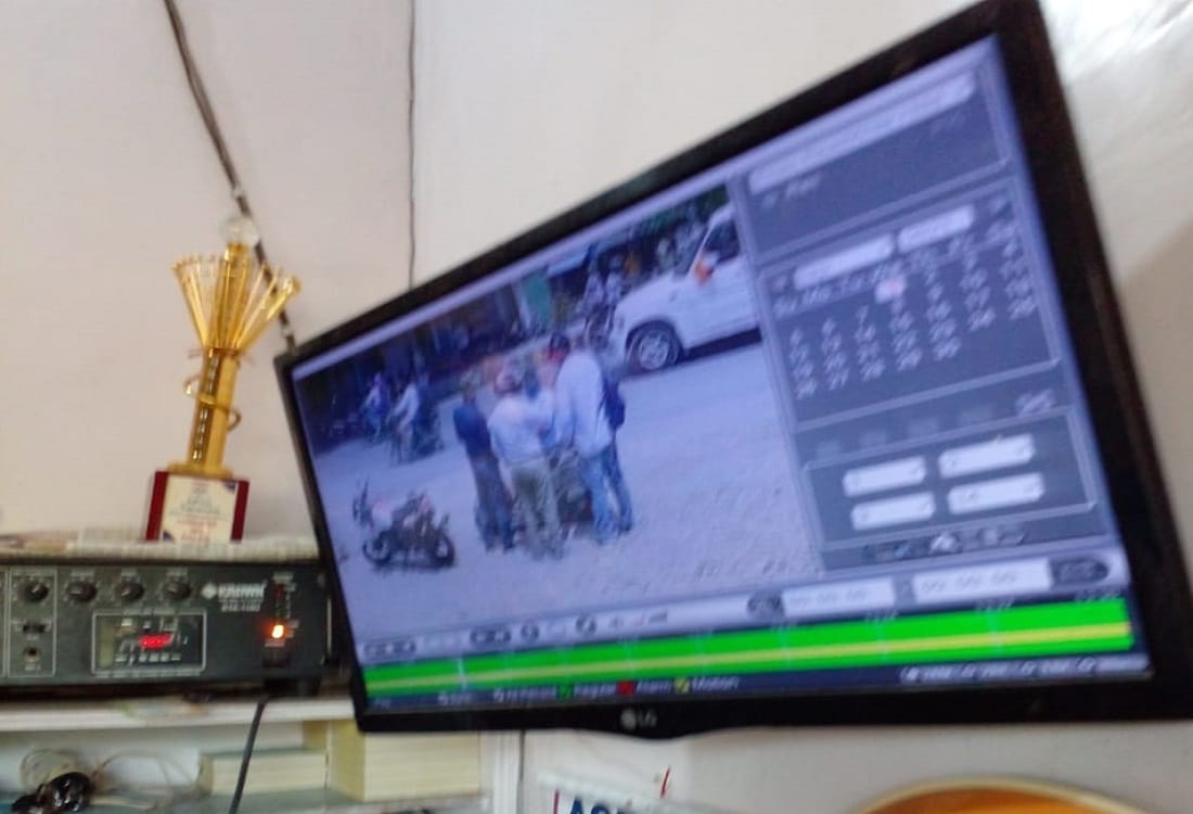 thieves stolen rings worth of RS two lakh from medicine dealer in varanasi police invistigate CCTV incident captured