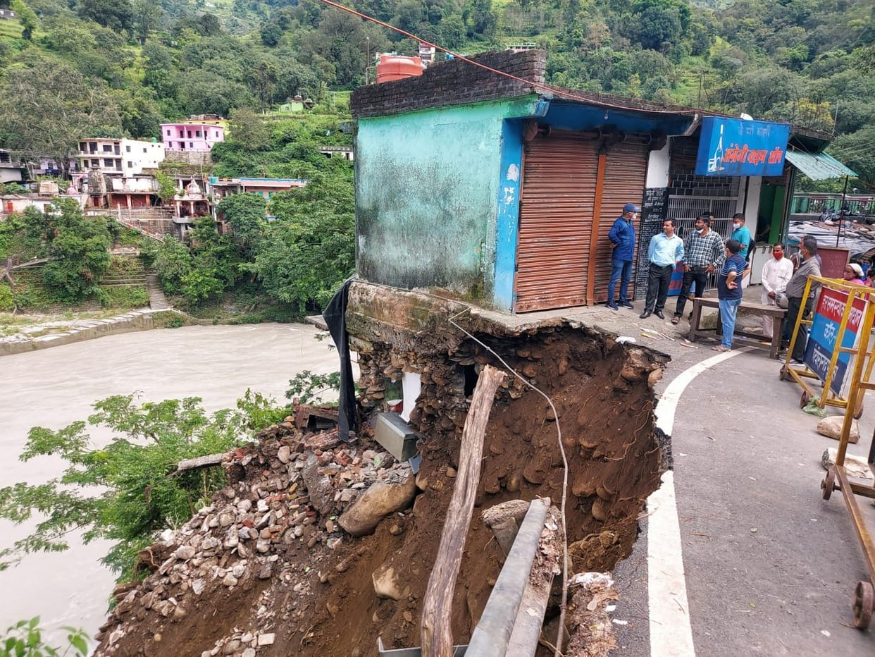 A part of the house hangs in the air due to the erosion of the Ramganga river