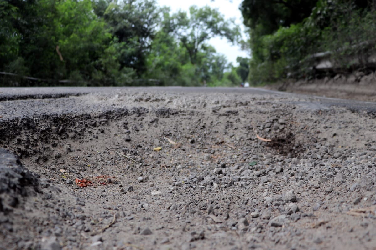 UP News: 623 pit in six kilometer on Highway road in Bijnor city and see photos