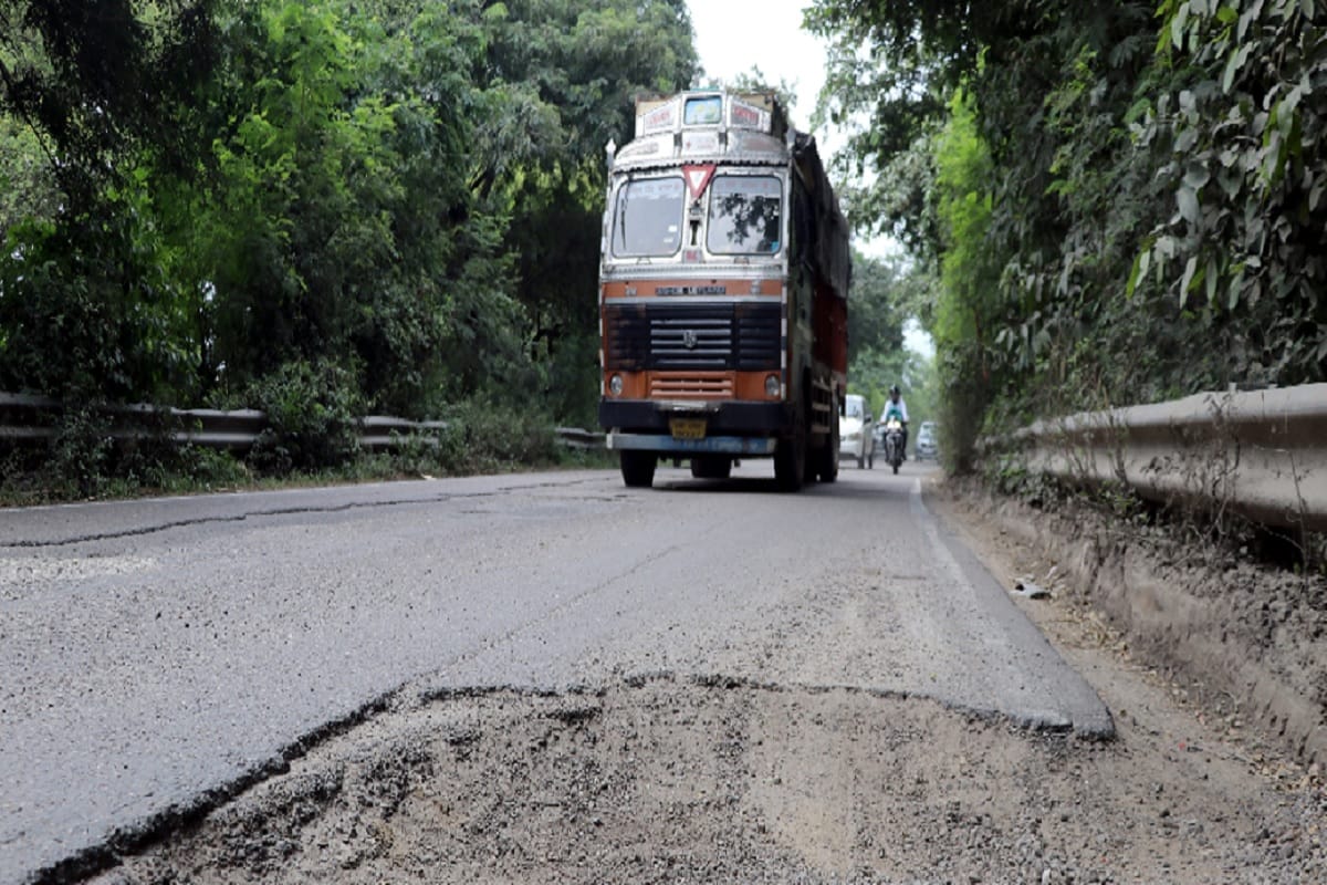 UP News: 623 pit in six kilometer on Highway road in Bijnor city and see photos