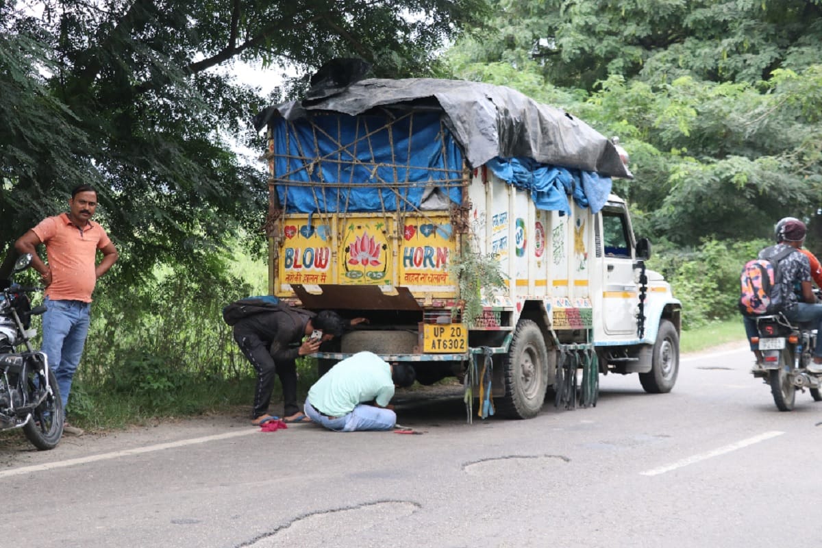 UP News: 623 pit in six kilometer on Highway road in Bijnor city and see photos