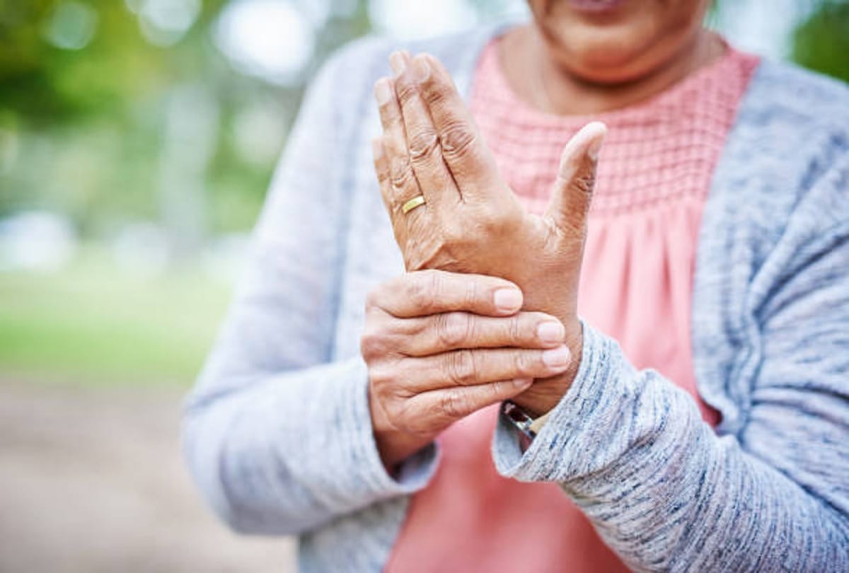 Bone disease osteoporosis symptoms causes and healthy diet plan