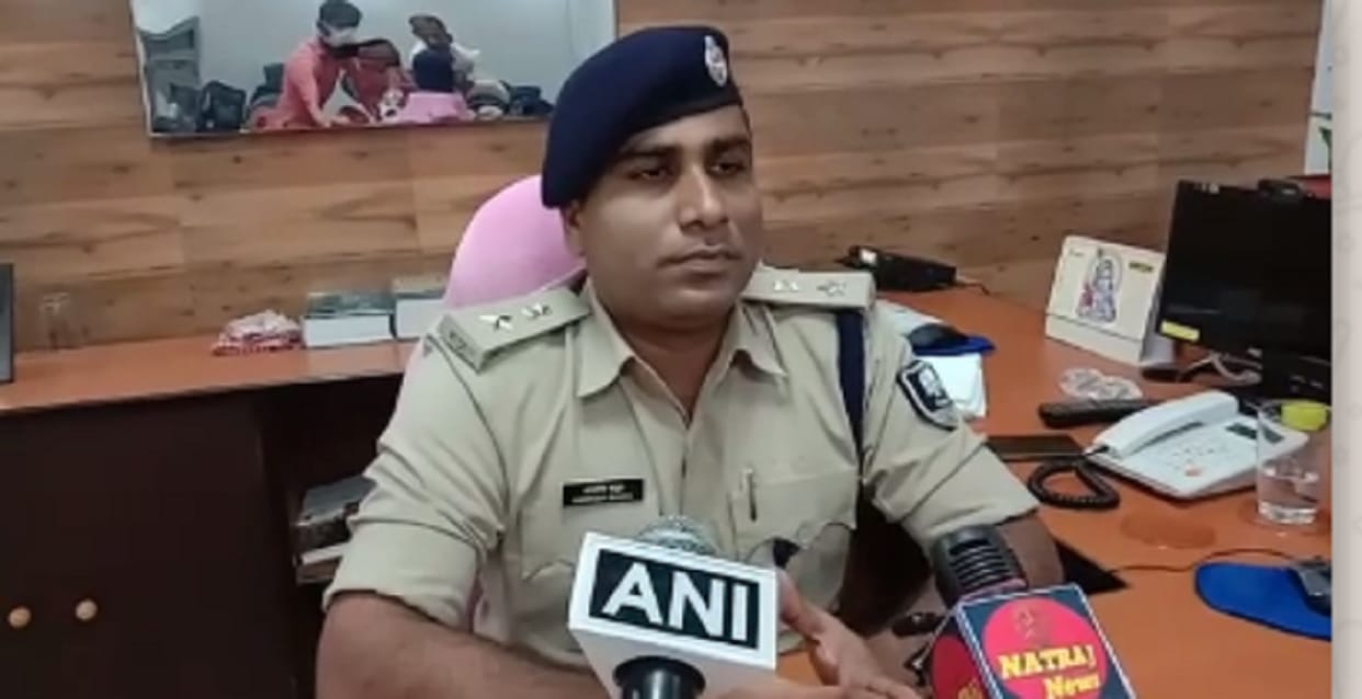Bihar: A policeman accused of throwing hot milk on a boy selling tea, video viral