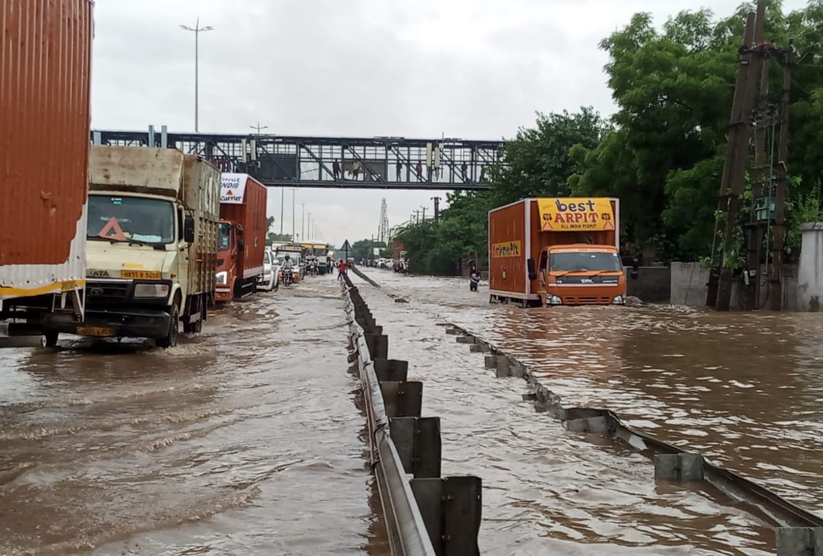 Delhi Gurugram Noida Faridabad ghaziabad Live updates on Rain Traffic Jam see photos of rain and traffic jam