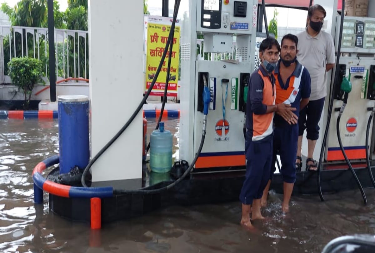 Delhi Gurugram Noida Faridabad ghaziabad Live updates on Rain Traffic Jam see photos of rain and traffic jam