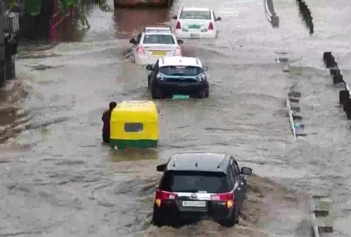 Delhi Gurugram Noida Faridabad ghaziabad Live updates on Rain Traffic Jam see photos of rain and traffic jam