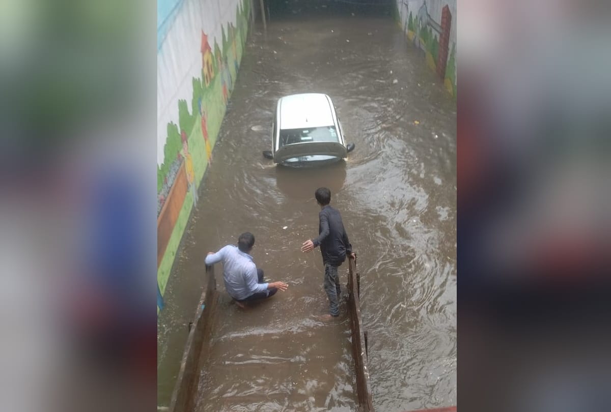 Delhi Gurugram Noida Faridabad ghaziabad Live updates on Rain Traffic Jam see photos of rain and traffic jam