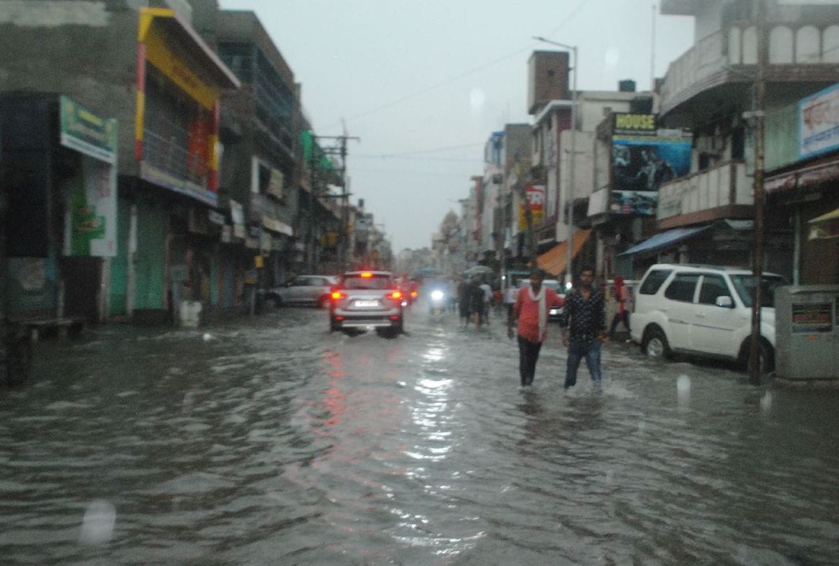 Mathura Rain News: Heavy rainfall Causes Severe Waterlogging In Several Parts Of Mathura City News In Hindi