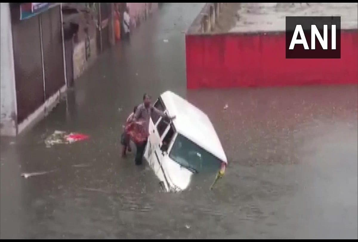 Mathura Rain News: Heavy rainfall Causes Severe Waterlogging In Several Parts Of Mathura City News In Hindi