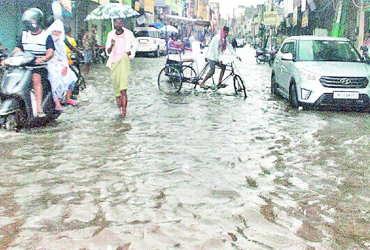 Mathura Rain News: Heavy rainfall Causes Severe Waterlogging In Several Parts Of Mathura City News In Hindi