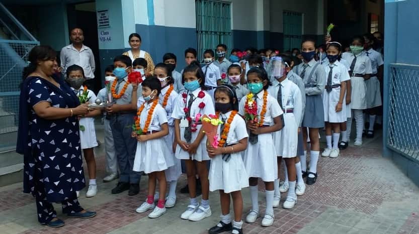 Primary schools open, many students who arrived after six months were welcomed with flower showers