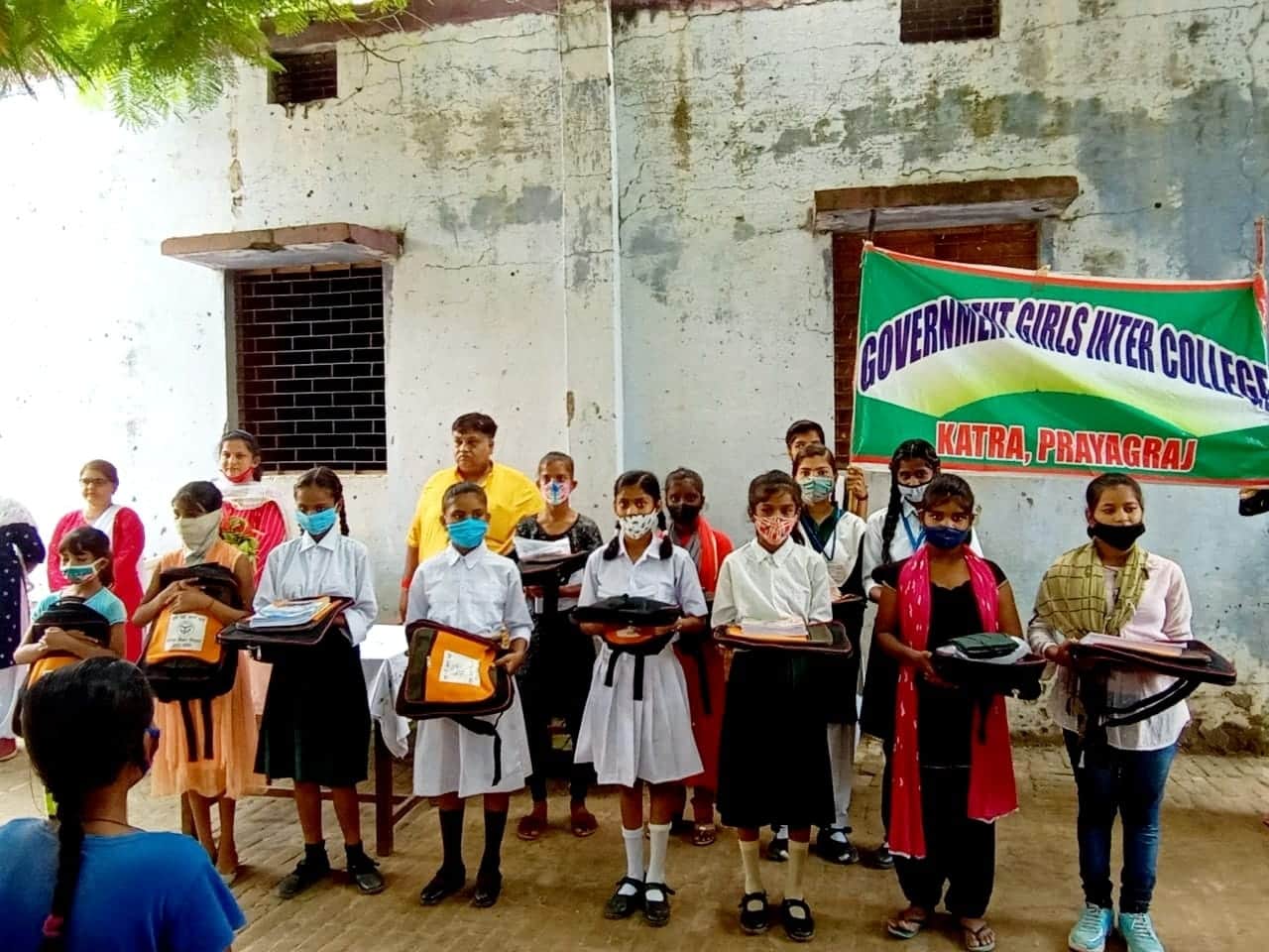 Primary schools open, many students who arrived after six months were welcomed with flower showers