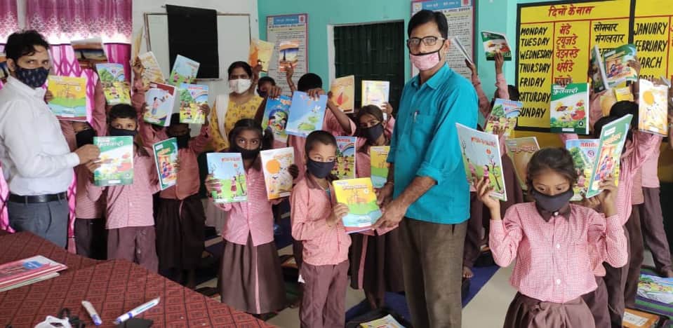 Primary schools open, many students who arrived after six months were welcomed with flower showers
