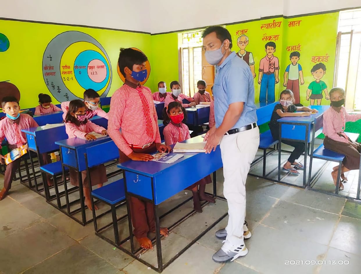 Sonbhadra: Schools open after five months, the joy of children came