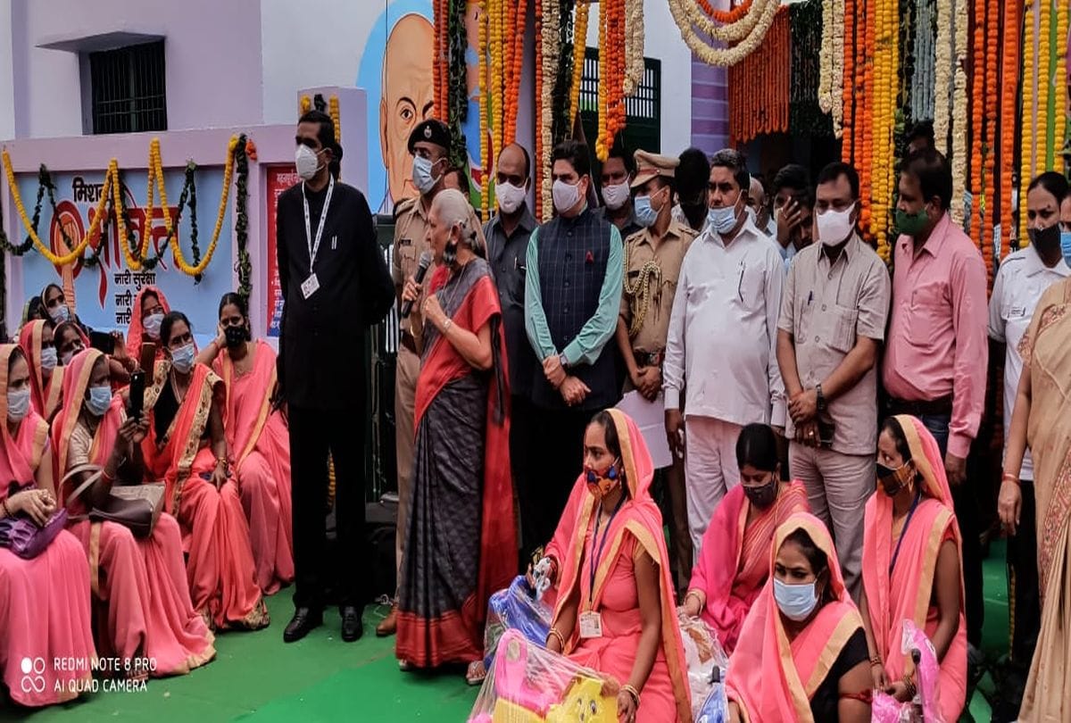 Up Governor Anandiben Patel In Etah And Kasganj Visits Today