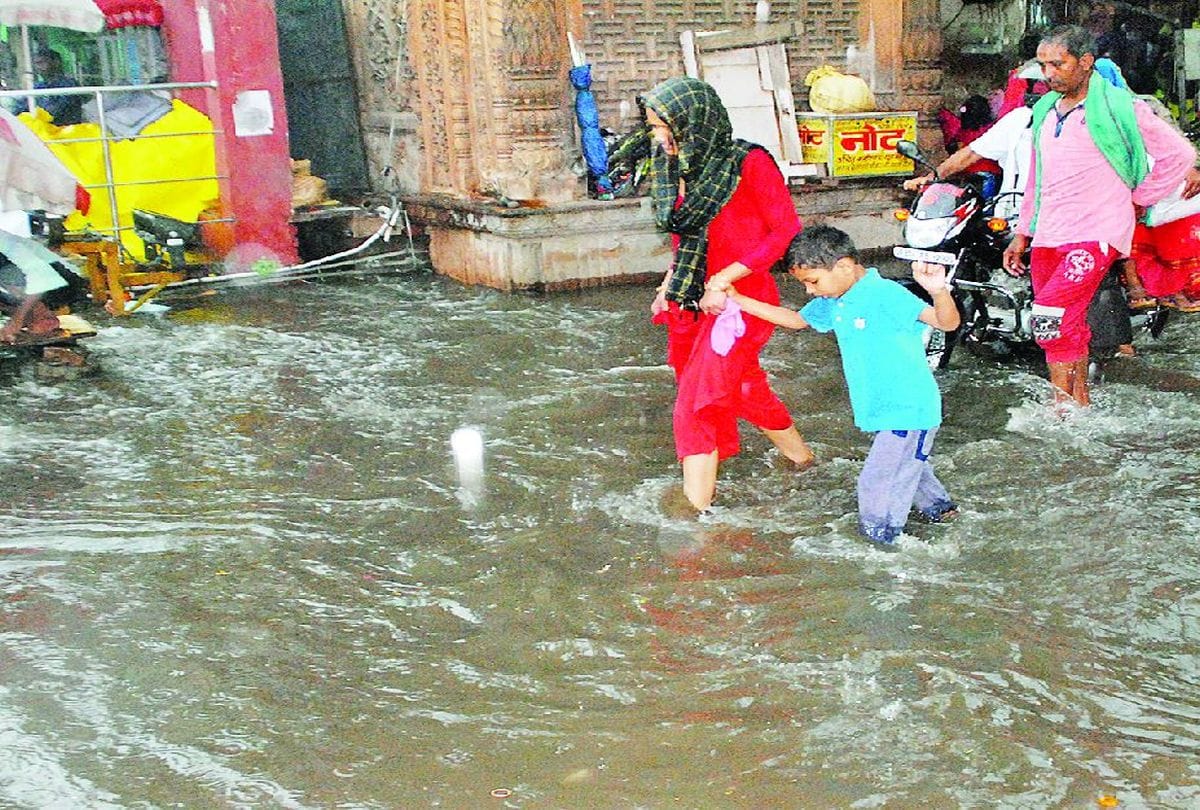 Mathura Rain News: Heavy rainfall Causes Severe Waterlogging In Several Parts Of Mathura City News In Hindi