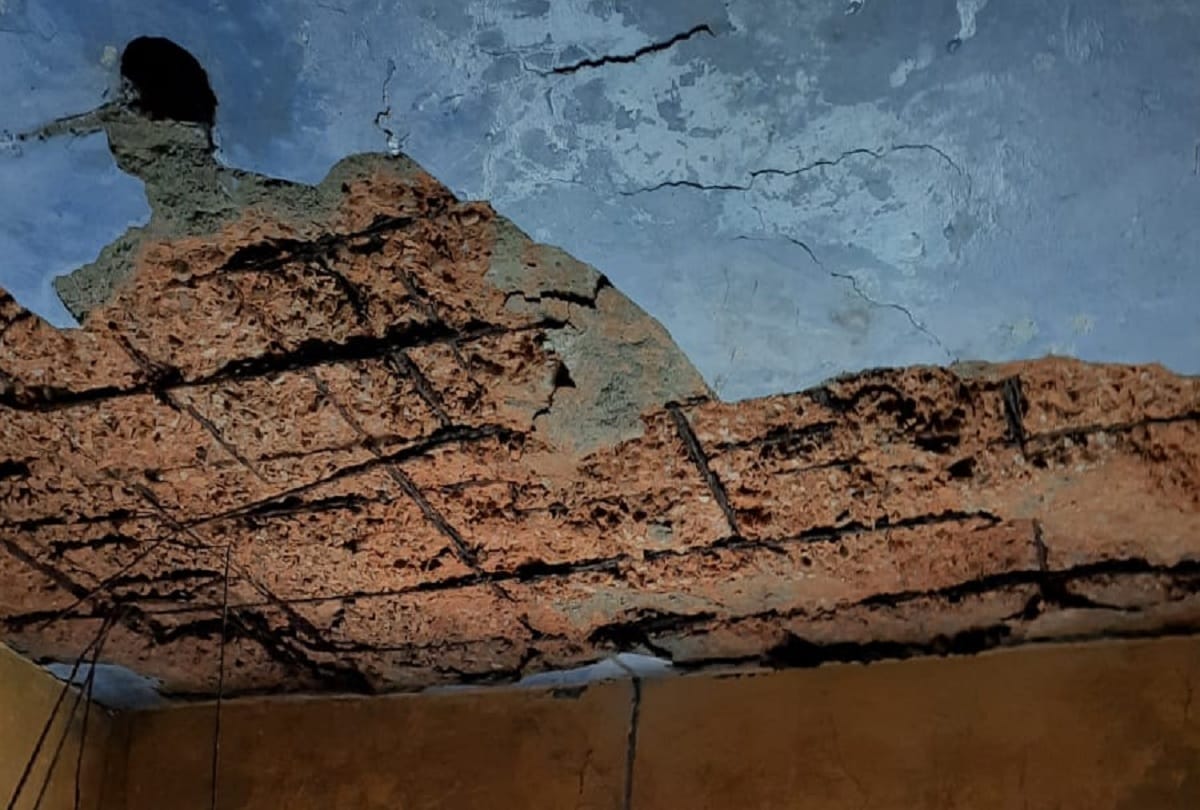 linter of the vulnerable flats fall down due to continous rainfall in Ghaziabad