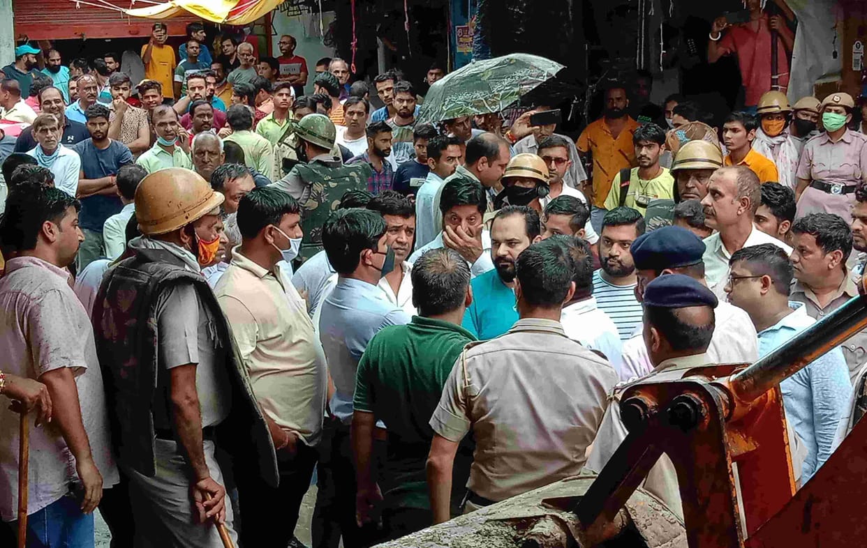 the shopkeepers protested against the team that reached to remove the capture