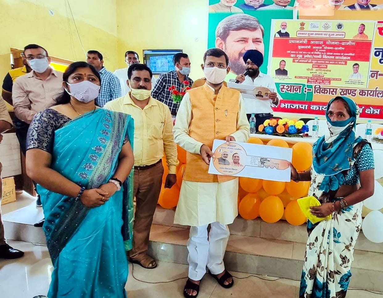 Transport Minister gave keys to the characters of the housing scheme