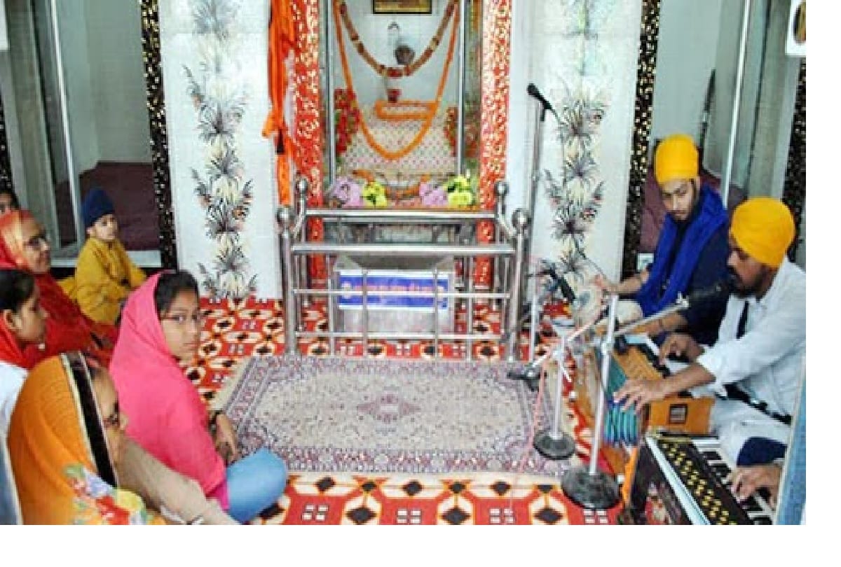 Land mafia eyes on land of Gurdwara Vitthal Ghat azamgarh administration presence then siege of well done