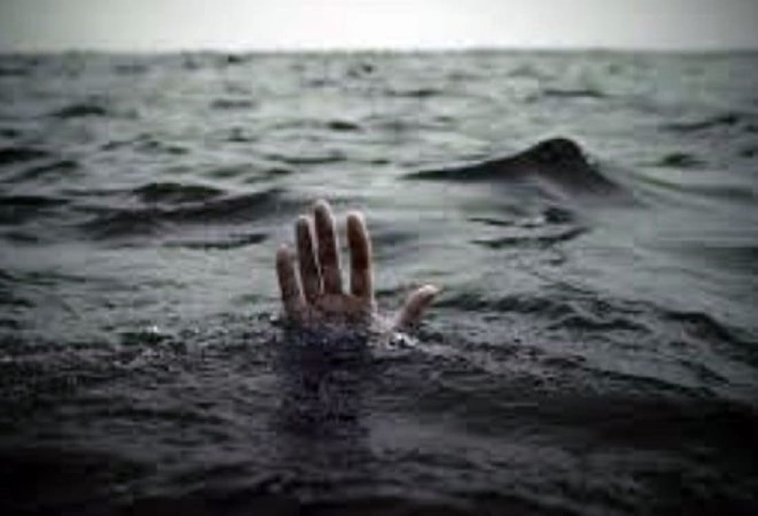 halwai drowned in ganga during bath at nar ghat in mirzapur divers are searching for him