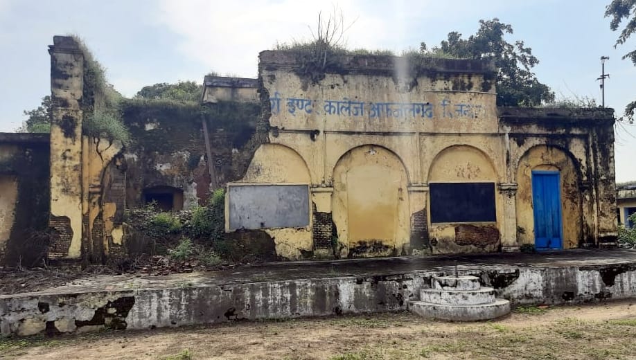 The dilapidated building of the school became a danger to the children