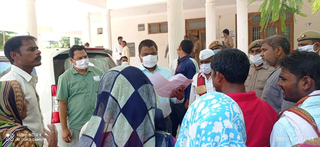 Anger among villagers against Lekhpal, demonstrated and submitted a memorandum to the DM