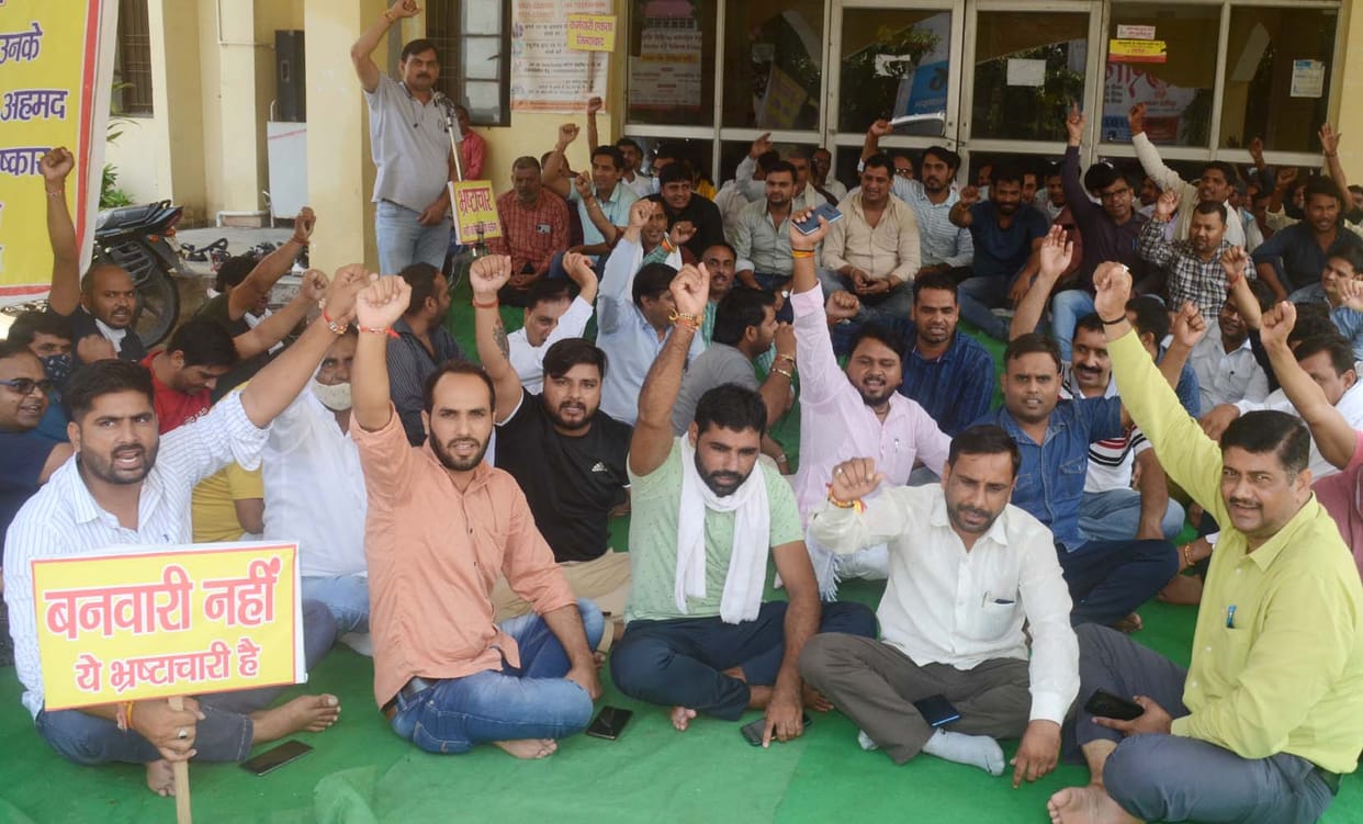 Stopped the salary of the secretaries who were on strike