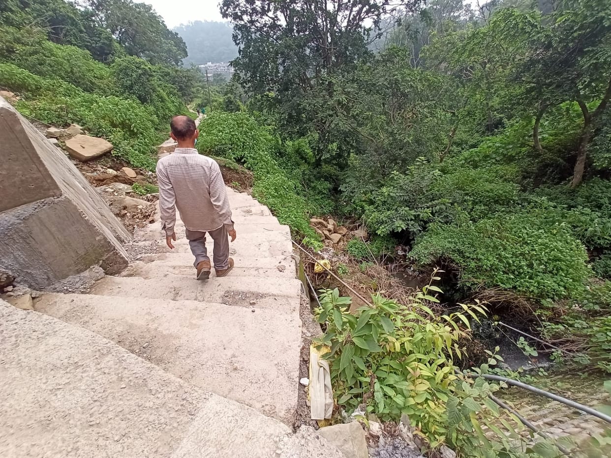 NHAI forgot to put railing on the stairs
